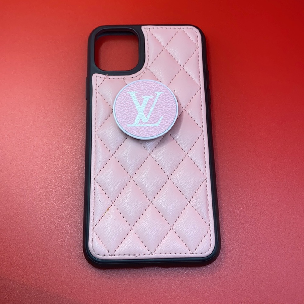 ✨GENTLY USED LIGHT PINK IPHONE 11 PRO MAX PHONE CASE WITH POPSOCKET ✨